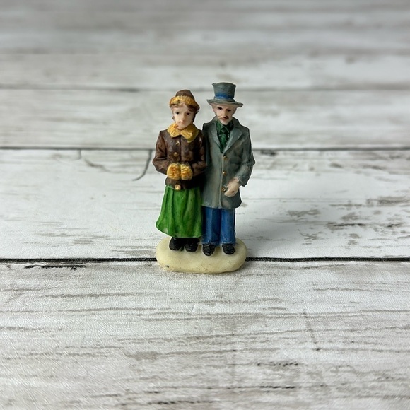 ST NICHOLAS SQUARE Victorian couple Christmas Village Accessory - Picture 1 of 4